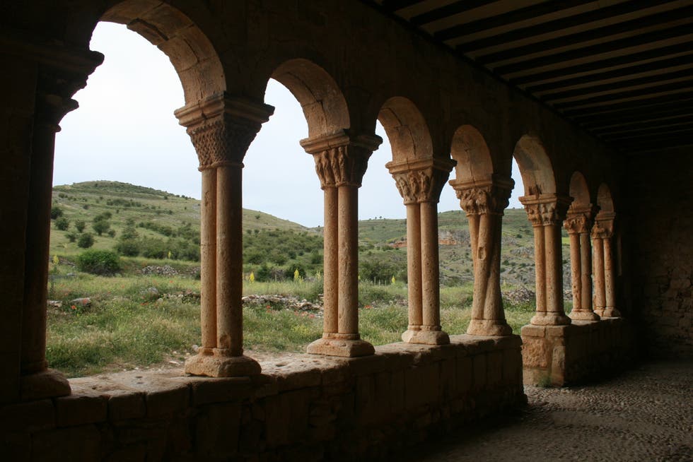 Iglesia porticada de Caracena.