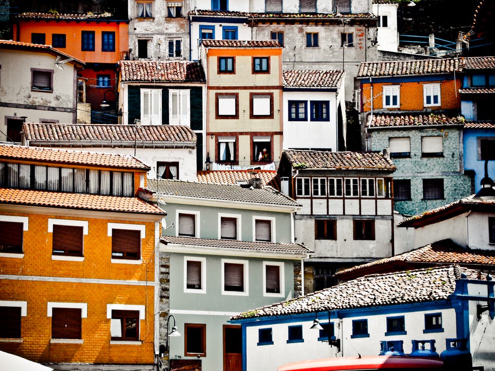 Uno de los pueblos costeros más bonitos de España: Cudillero y sus casitas de colores.