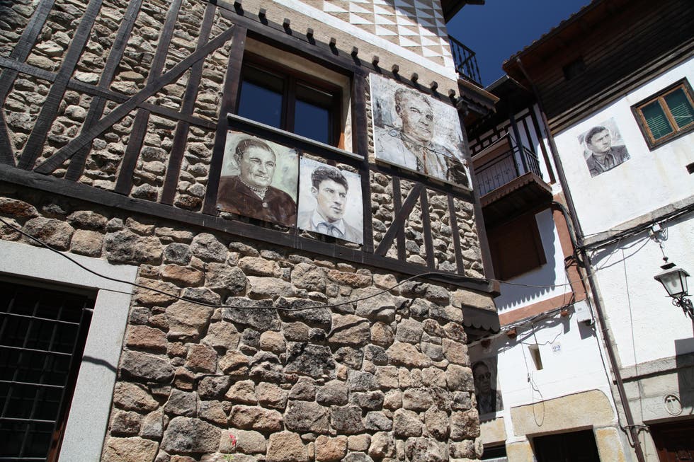 Retratos en las fachadas de Mogarraz.