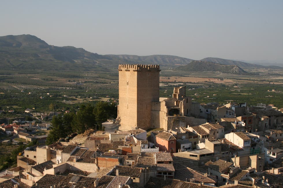 Vistas de la torre del castillo de Moratalla, un símbolo histórico.