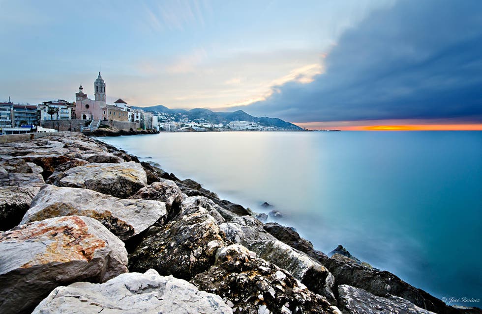 Panorámica de Sitges, uno de los pueblos costeros más bonitos de España.