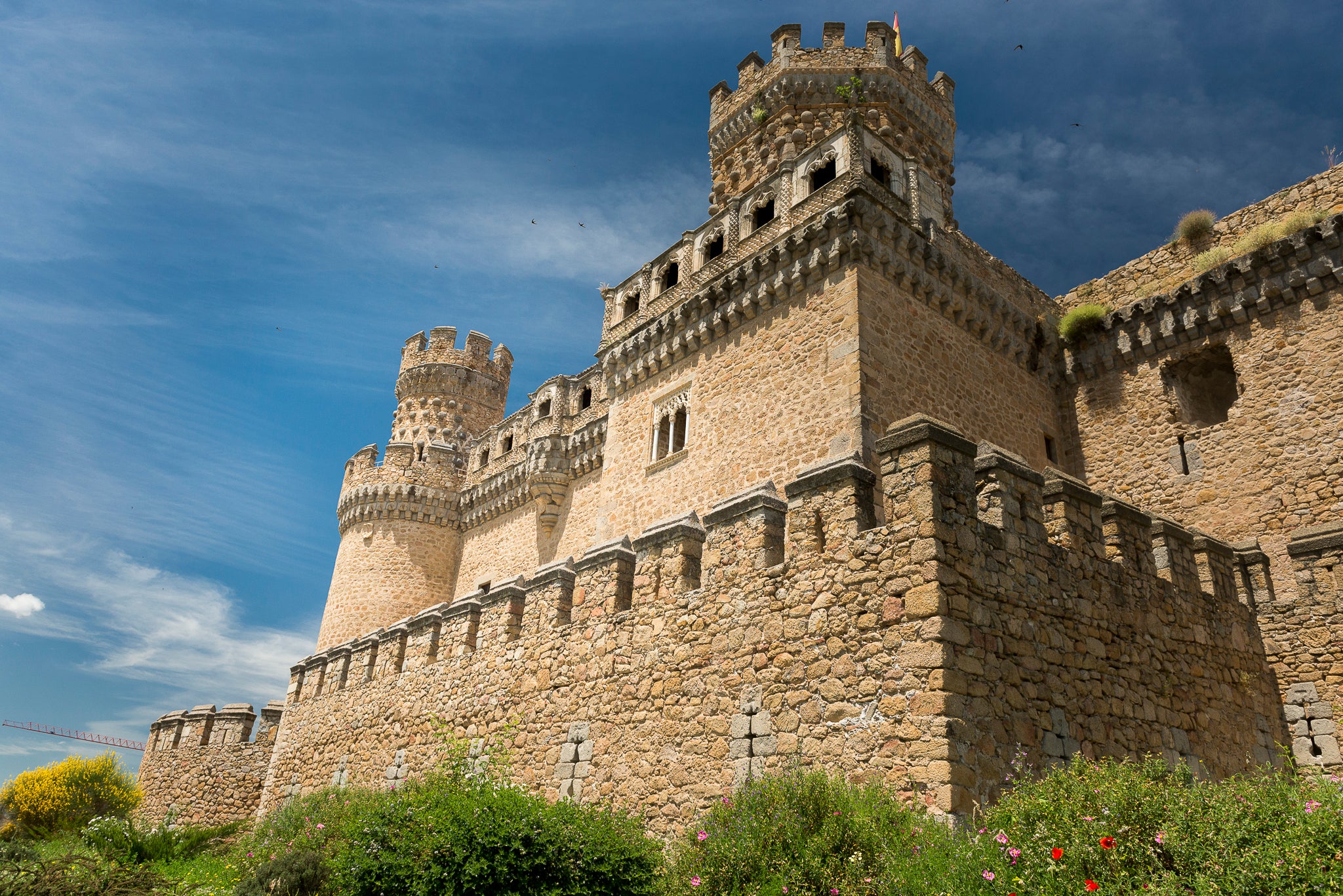 El castillo de los Mendoza, uno de los rincones medievales para descubrir la Sierra de Madrid con niños.