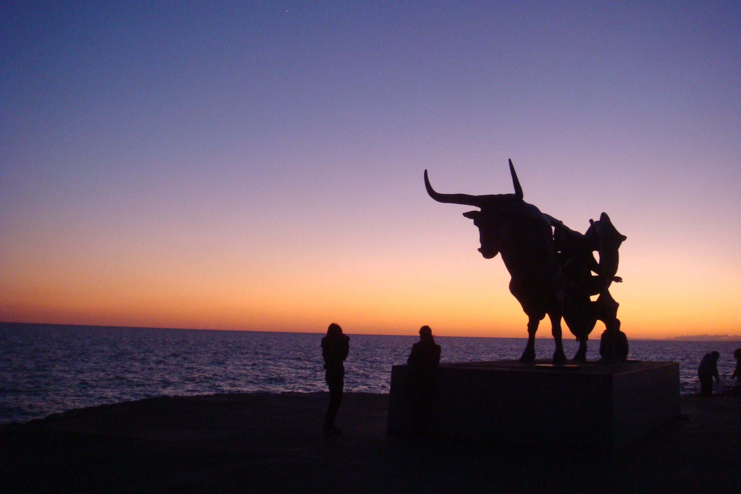 Atardecer en el paseo marítimo de Vilanova i la Geltrù.