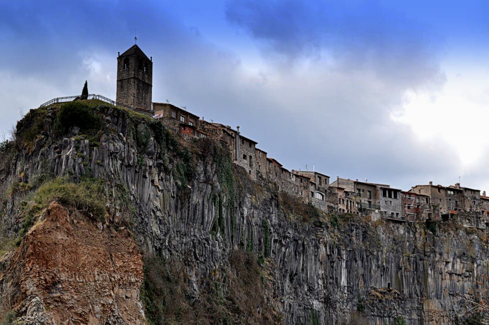 Castellfollit de la roca uno de los pueblos mas bonitos de Girona