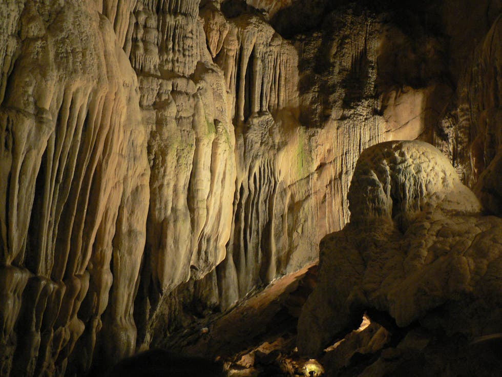 Interior de la cueva de las Güixas, una actividad para hacer en Huesca con niños.