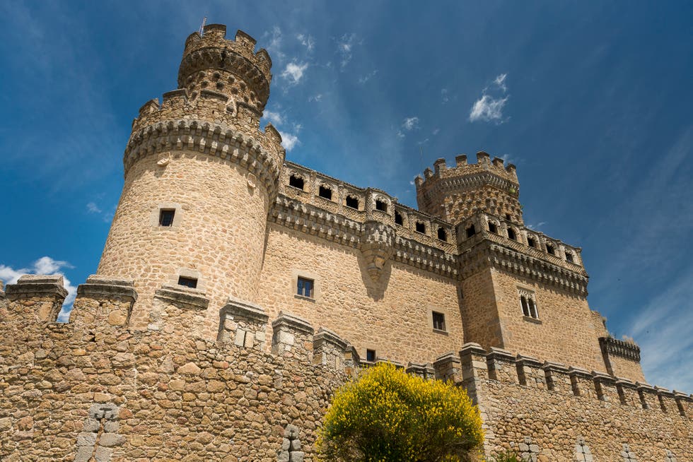 Castillo de los Mendoza, una de las joyas medievales.