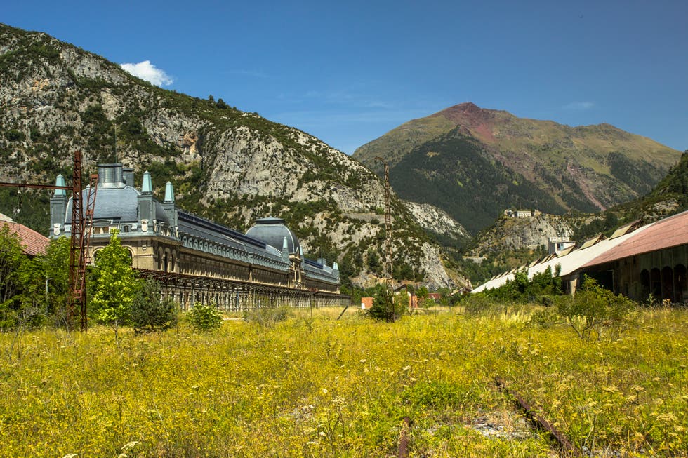 Estación Internacional de Canfranc, junto a los Pirineos franceses.