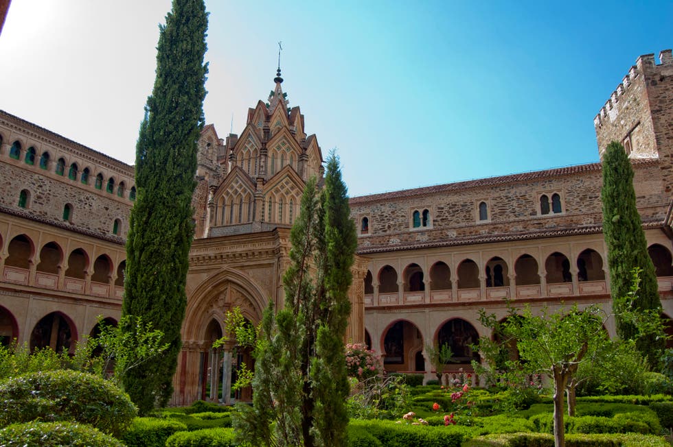 Real Monasterio de Santa María de Guadalupe en Guadalupe uno de los 15 pueblos con encanto de Extremadura