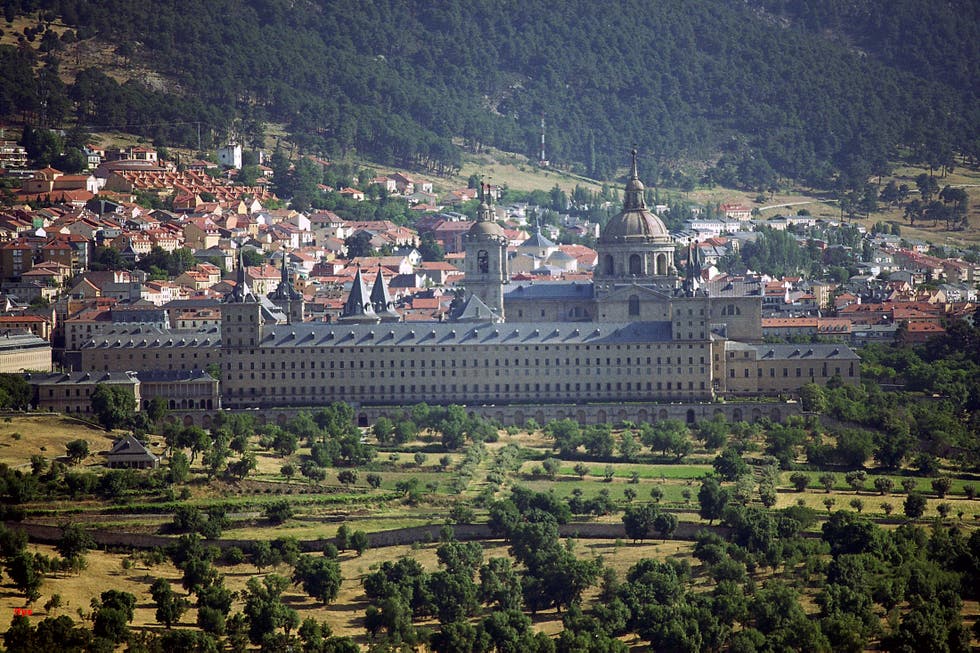Mirador la Silla de Felipe II con vistas al Real Monasterio de San Lorenzo de El Escorial.