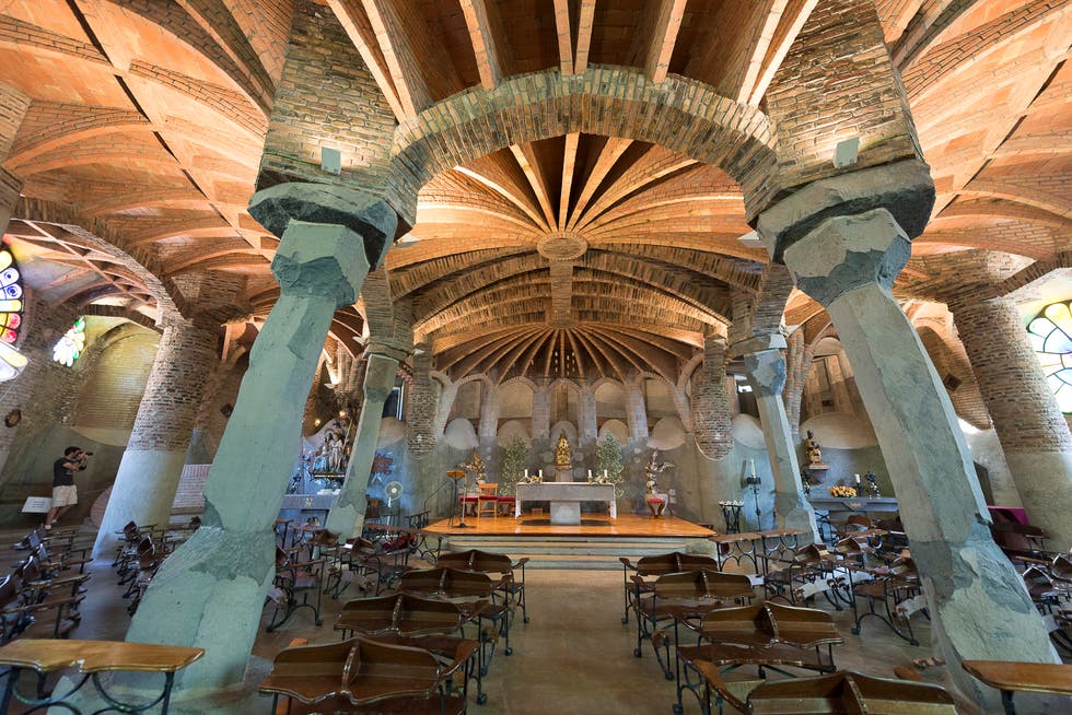 Interior de la cripta de Gaudí de Santa Coloma de Cervelló.