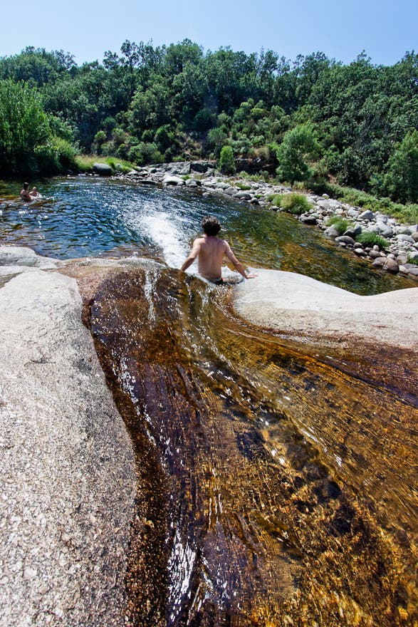 Niño bañándose en la Garganta de la Hoz de Villanueva de la Vera