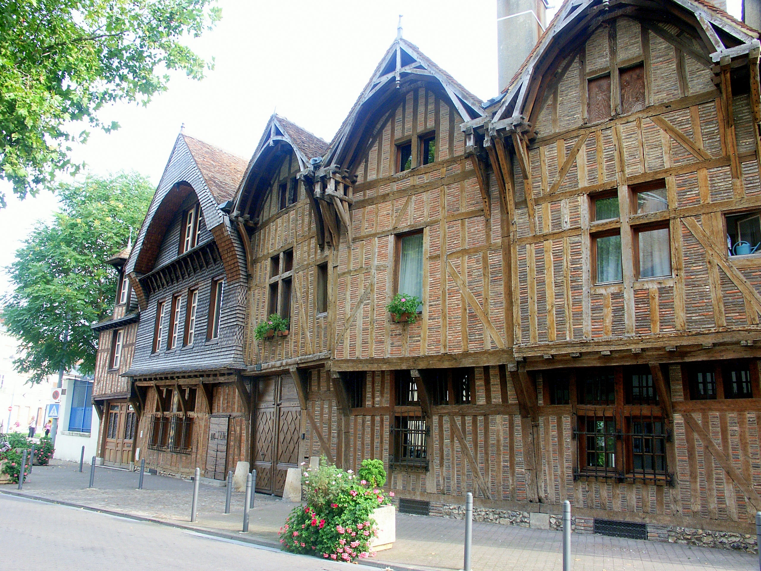 casas entramadas de troyes francia preciosos pueblos cerca de paris
