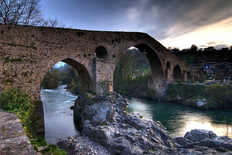 puente romano en cangas de onis asturias preciosos pueblos cerca de llanes